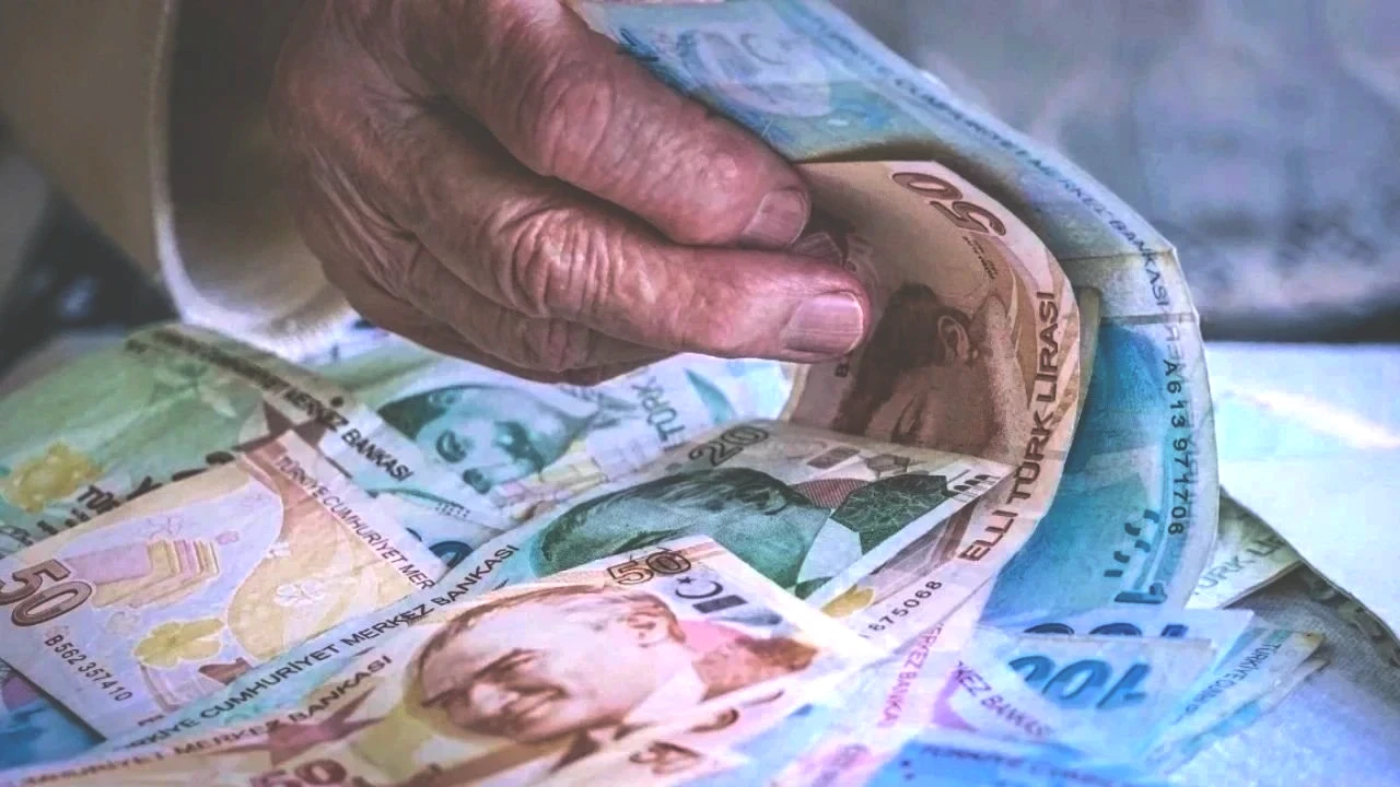 BAŞVURU NASIL YAPILIR? Emekli maaşını Vakıf Katılım’a taşımak isteyenler e-Devlet üzerinden, SGK il müdürlüklerinden veya banka şubeleri aracılığıyla işlem yapabiliyor. Mevcut emekliler ise banka değişikliğini e-Devlet üzerinden veya şubeler aracılığıyla gerçekleştirebiliyor. 