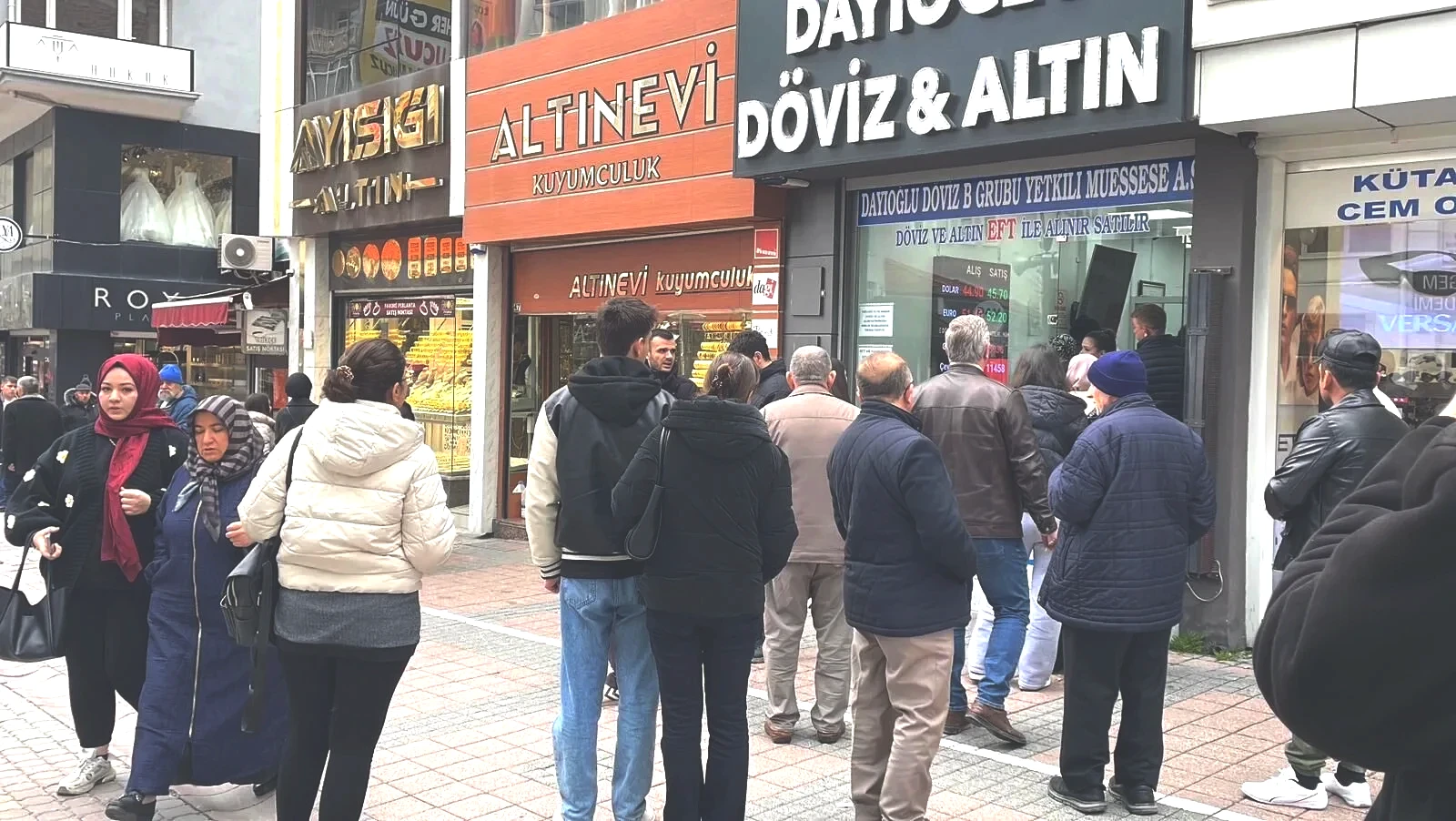 Uzun vadede güvenli liman olarak altın  Altının uzun vadede yatırımcısını koruyan bir enstrüman olmaya devam ettiğini belirten Memiş, özellikle 2027 ve 2028 hedefi olan yatırımcıların düşüşleri fırsat olarak değerlendirebileceğini ifade etti.